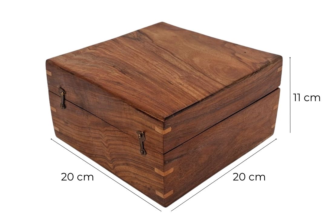 Elegant presentask i trä 20x20x11 cm med marinblått inlägg och möjlighet till personlig gravyr
