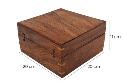 Elegant presentask i trä 20x20x11 cm med marinblått inlägg och möjlighet till personlig gravyr