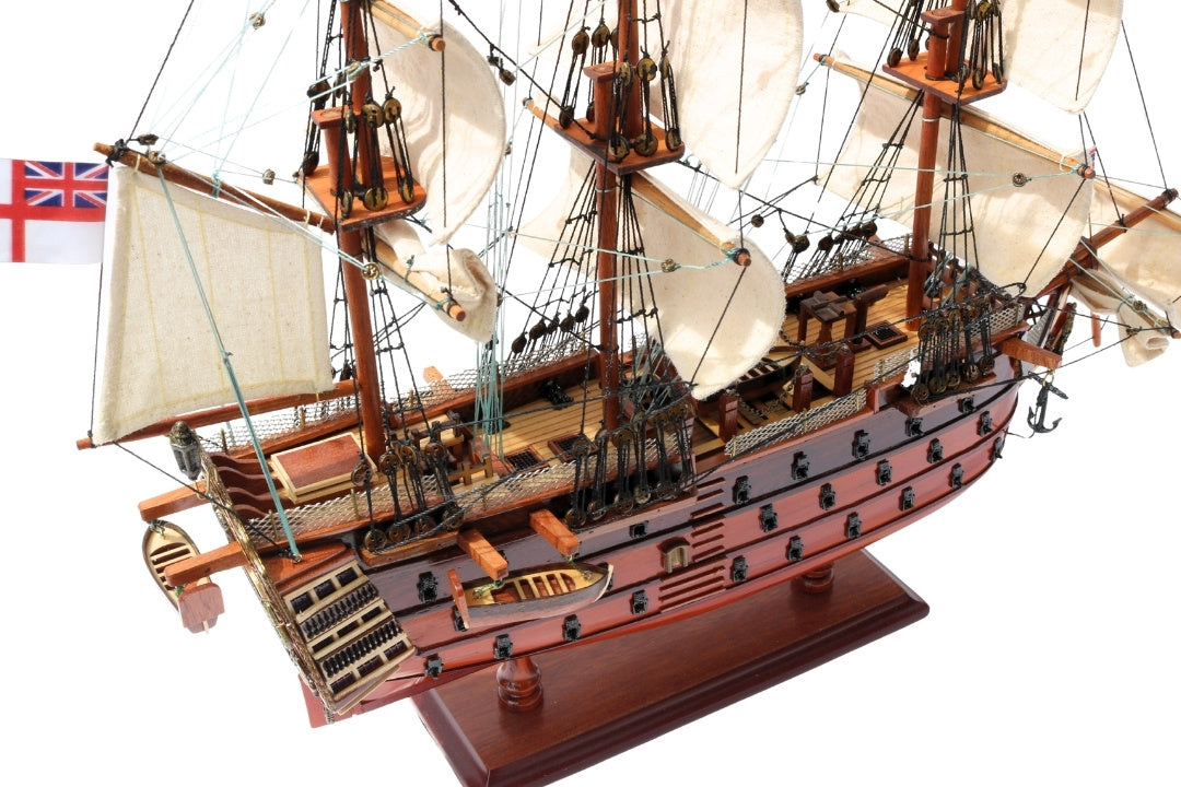Färdigmonterad modell av segelfartyget HMS Victory 54 cm - handgjord replika med möjlighet till personlig gravyr - perfekt present för seglingsentusiaster - hög kvalitet, elegant träbas