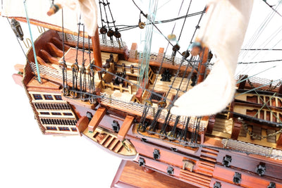 Färdigmonterad modell av segelfartyget HMS Victory 54 cm - handgjord replika med möjlighet till personlig gravyr - perfekt present för seglingsentusiaster - hög kvalitet, elegant träbas