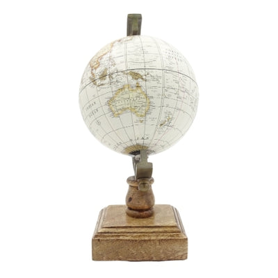 Stilfull dekorativ glob Amundsen på träfot med gravyr - elegant inredningsdetalj för klassiska, loft- och koloniala miljöer, perfekt som present - höjd 26,5 cm, vit-brun färg, pedagogisk text på engelska