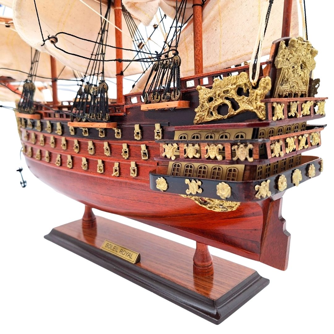 Färdigmonterad modell av segelfartyget Soleil Royal 46 cm - handgjord av exotiskt trä med möjlighet till personlig gravyr