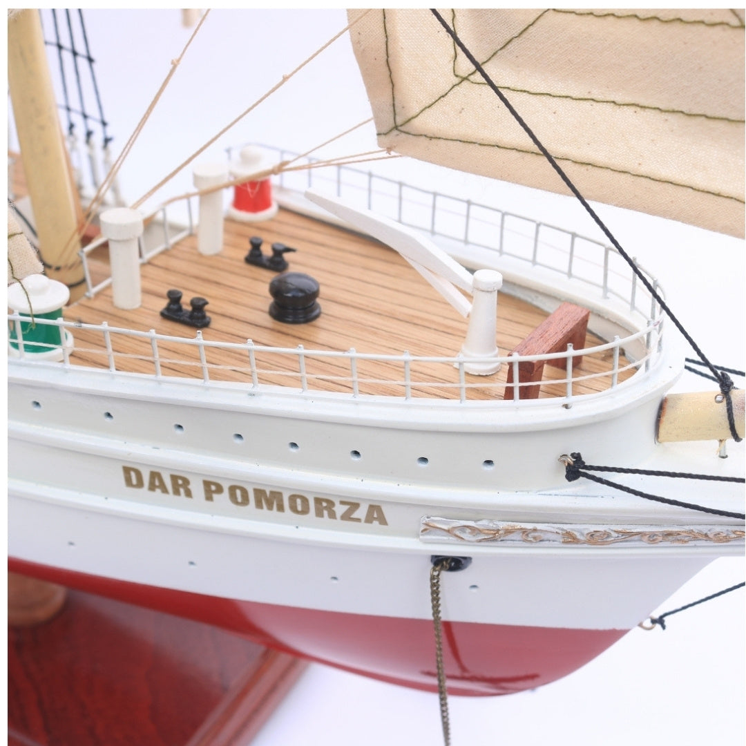 Exklusiv modell av segelfartyget Dar Pomorza 82 cm med möjlighet till personlig gravyr