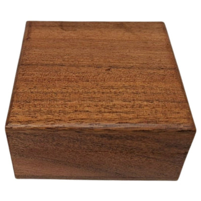 Presentask i trä, smyckeskrin 8x8 cm med marinblått inlägg och möjlighet till personlig gravyr
