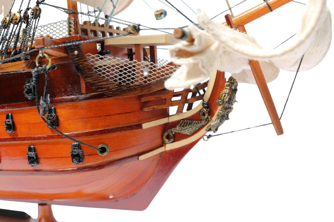 Färdigmonterad modell av segelfartyget HMS Victory 54 cm - handgjord replika med möjlighet till personlig gravyr - perfekt present för seglingsentusiaster - hög kvalitet, elegant träbas