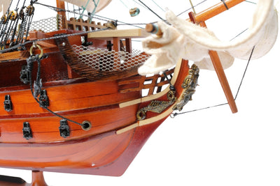 Färdigmonterad modell av segelfartyget HMS Victory 54 cm - handgjord replika med möjlighet till personlig gravyr - perfekt present för seglingsentusiaster - hög kvalitet, elegant träbas