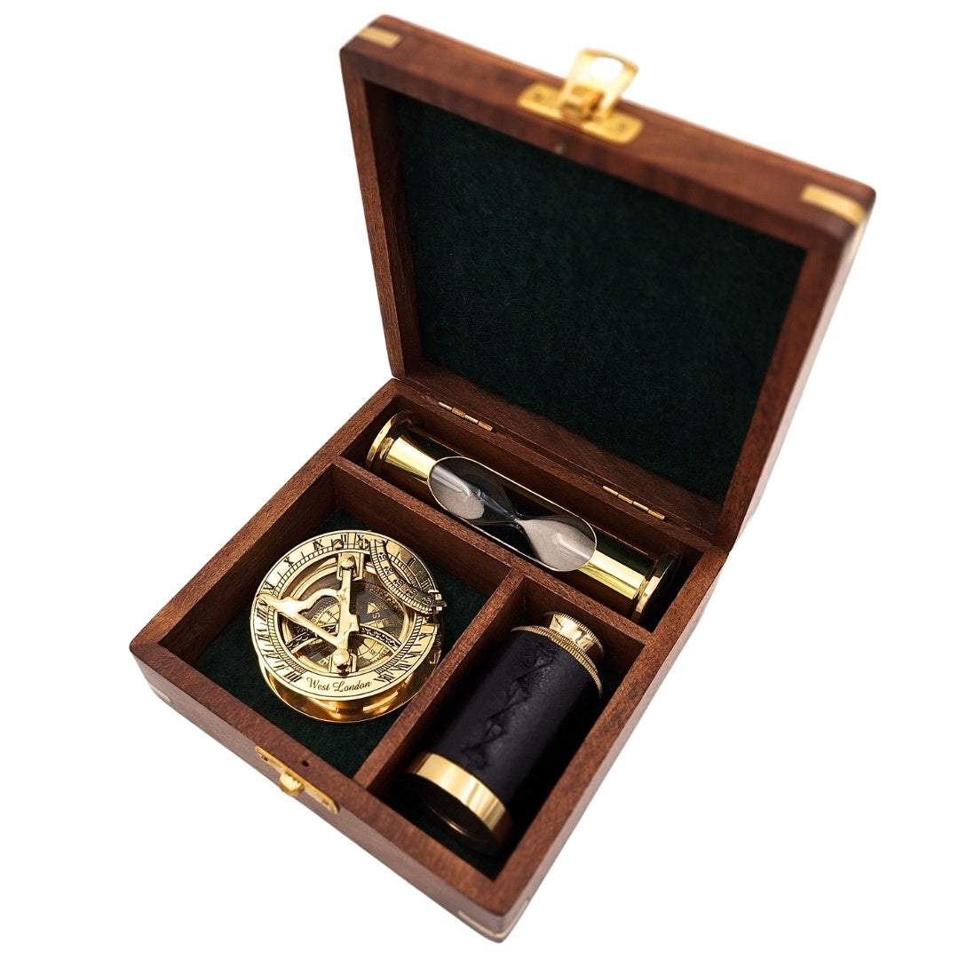 Retro presentset med gravyr – mässingskompass, hopfällbar kikare, timglas i träask