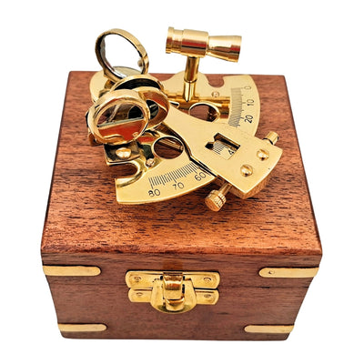 Mässingssekstant i träask med möjlighet till gravyr – elegant present till seglare och sjöman, 7x7x4 cm, högkvalitativ mässing och glas