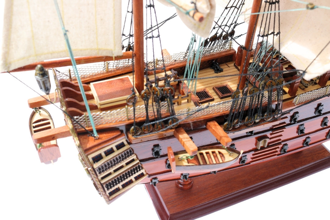 Färdigmonterad modell av segelfartyget HMS Victory 54 cm - handgjord replika med möjlighet till personlig gravyr - perfekt present för seglingsentusiaster - hög kvalitet, elegant träbas