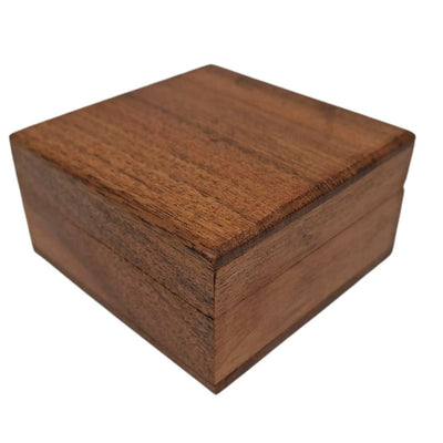 Presentask i trä, smyckeskrin 8x8 cm med marinblått inlägg och möjlighet till personlig gravyr