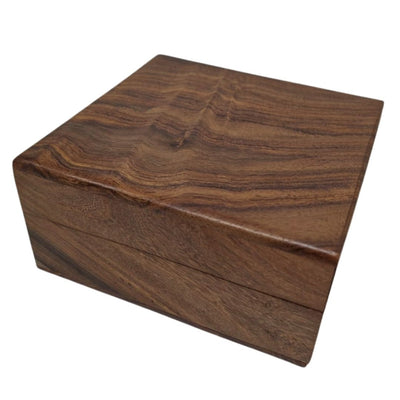 Elegant trälåda med marinblå inlägg 14x14x6,5 cm med möjlighet till personlig gravyr