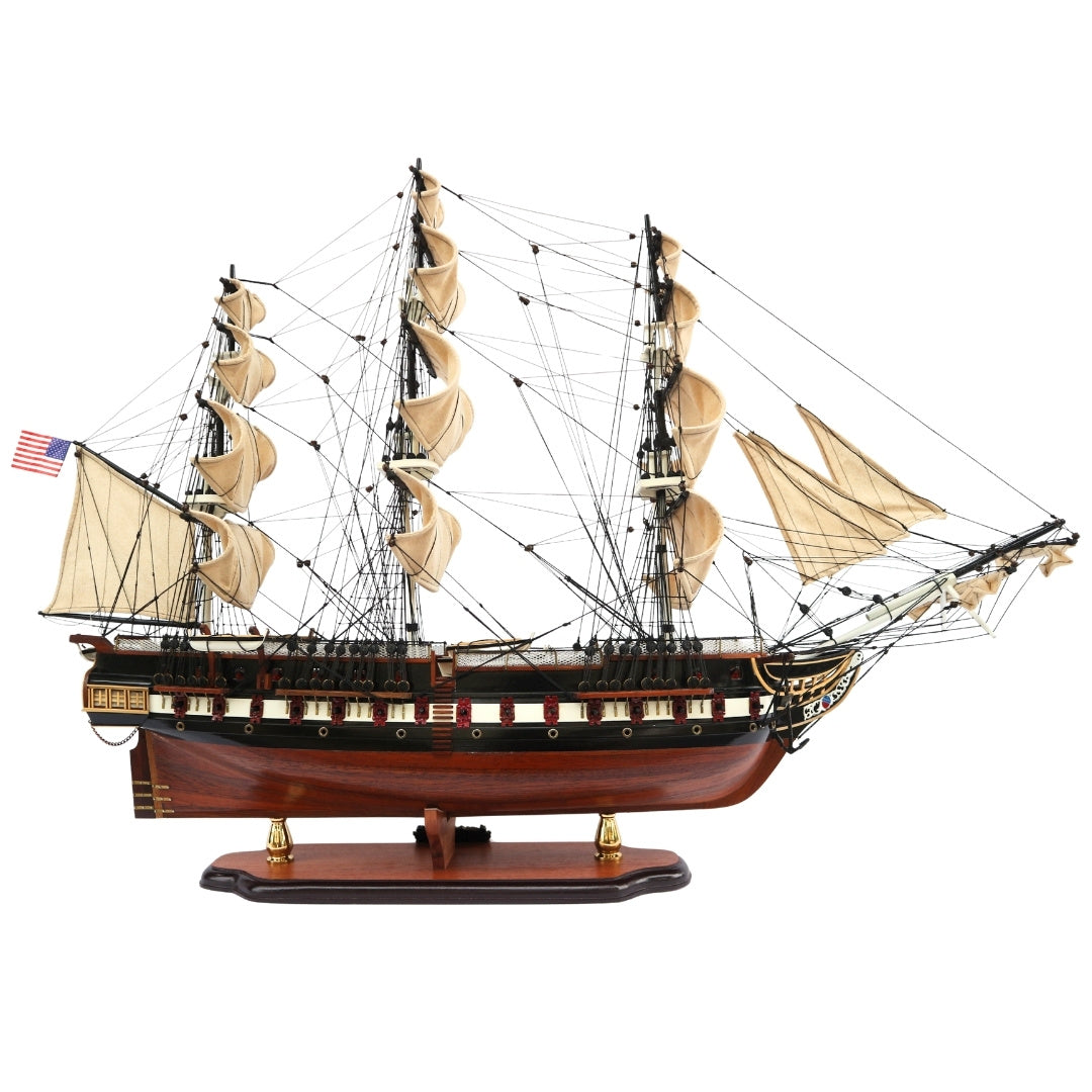 Exklusiv stor modell av segelfartyget USS Constitution 100 cm med möjlighet till personlig gravyr