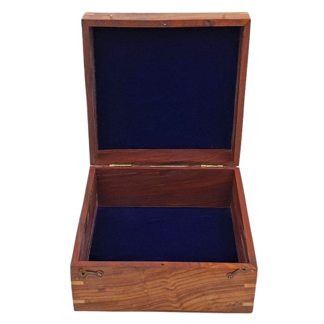 Elegant presentask i trä 20x20x11 cm med marinblått inlägg och möjlighet till personlig gravyr
