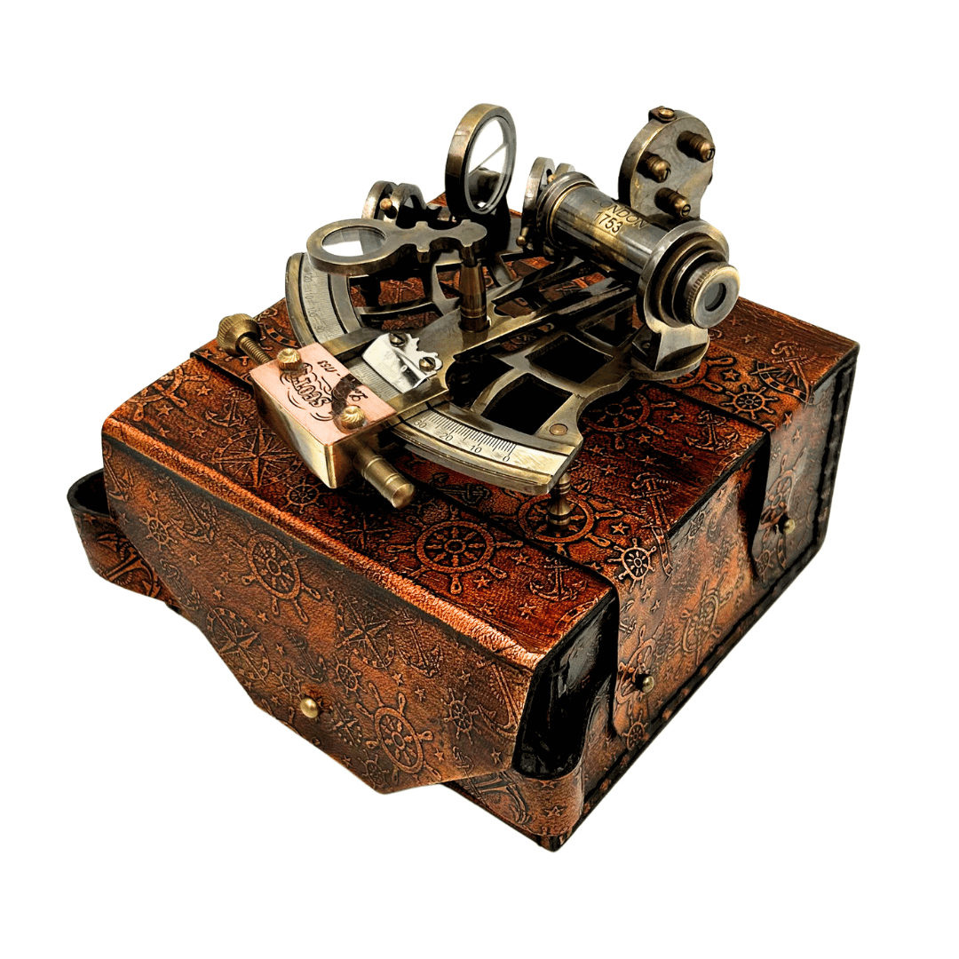 Mässingssekstant i retrostil i läderfodral - elegant navigationsinstrument med gravyrmöjlighet - perfekt present för seglings- och historieälskare - mått 13x12x7 cm