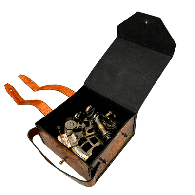 Mässingssekstant i retrostil i läderfodral - elegant navigationsinstrument med gravyrmöjlighet - perfekt present för seglings- och historieälskare - mått 13x12x7 cm