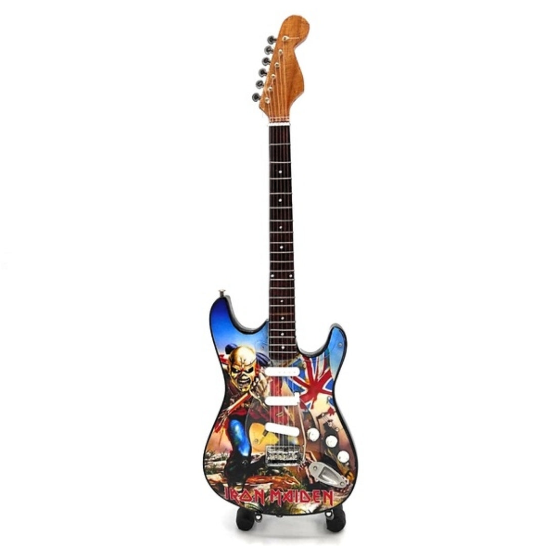 Miniatyrdekorgitarr Iron Maiden ”The Trooper” i mahogny – handgjord prydnad för musikfans