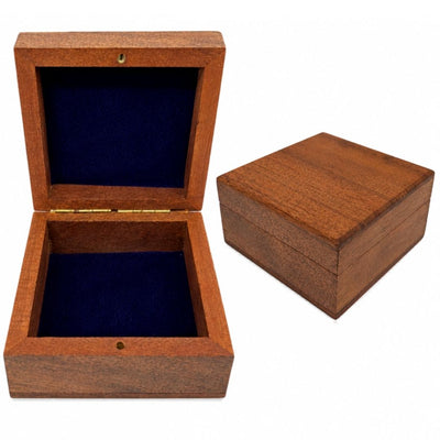 Presentask i trä, smyckeskrin 8x8 cm med marinblått inlägg och möjlighet till personlig gravyr