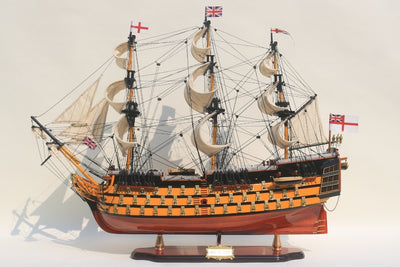 Färdigmonterad modell av segelfartyget HMS Victory 80 cm med möjlighet till personlig gravyr - exklusiv presentdekoration, handgjord av exotiskt trä, hög kvalitet och omsorg om detaljerna