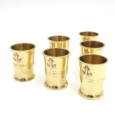 Set med 6 metallglas med ankarmotiv i träask - perfekt som present med möjlighet till personlig gravyr - guldfärgad mässing, volym 50 ml, elegant design för marinälskare