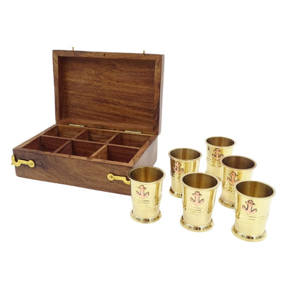 Set med 6 metallglas med ankarmotiv i träask - perfekt som present med möjlighet till personlig gravyr - guldfärgad mässing, volym 50 ml, elegant design för marinälskare
