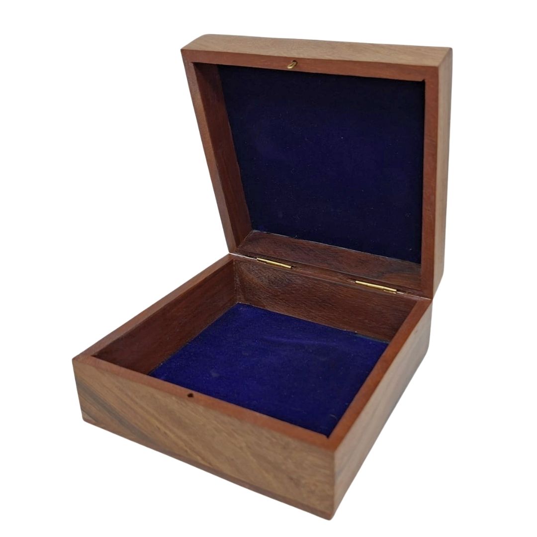 Elegant trälåda med marinblå inlägg 14x14x6,5 cm med möjlighet till personlig gravyr