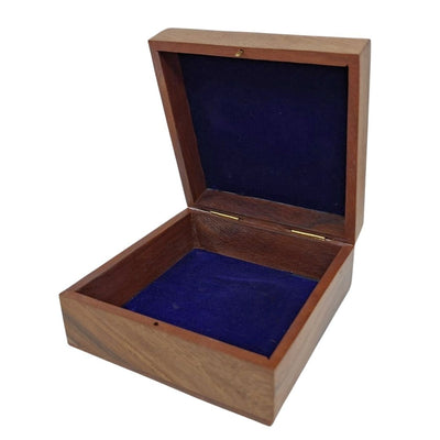 Elegant trälåda med marinblå inlägg 14x14x6,5 cm med möjlighet till personlig gravyr