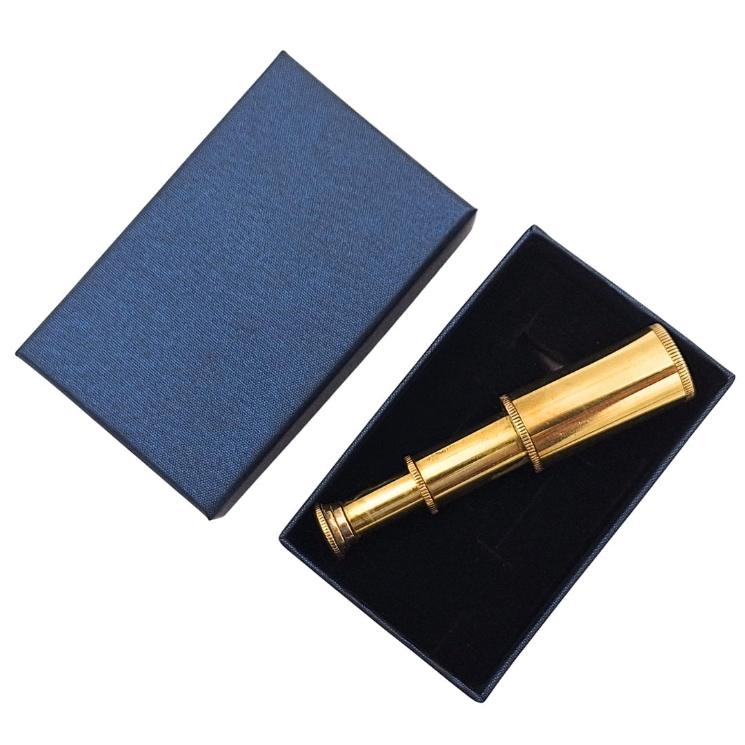 Nyckelring i mässing med kikare i elegant ask – retro maritim present – KEY-0016A