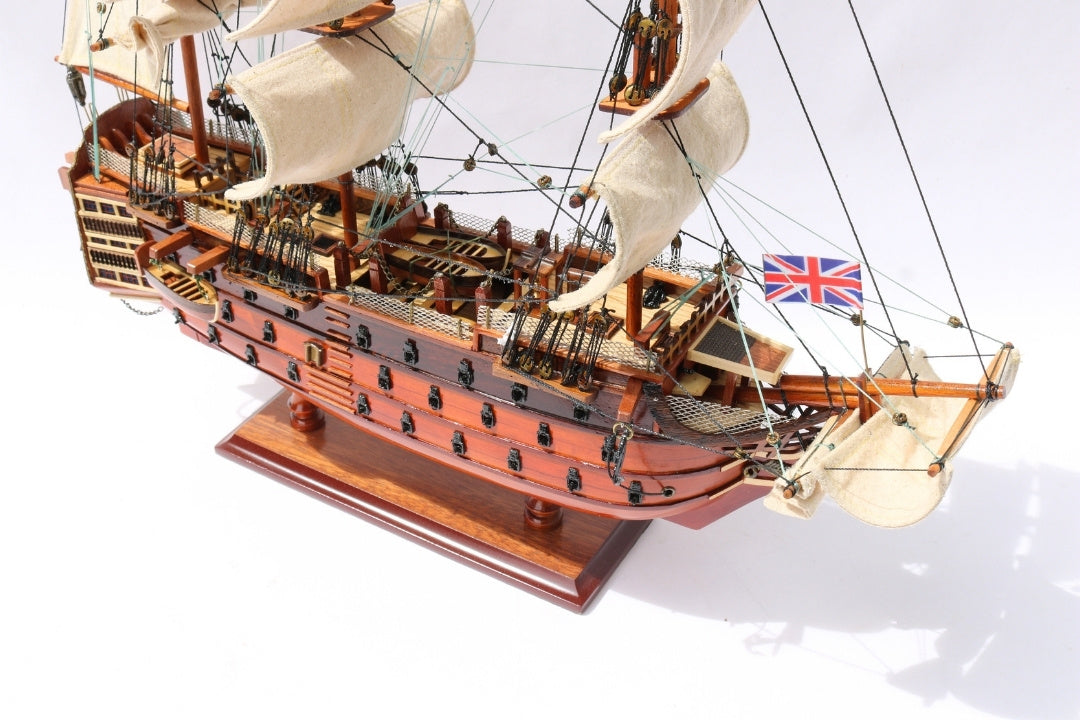 Färdigmonterad modell av segelfartyget HMS Victory 54 cm - handgjord replika med möjlighet till personlig gravyr - perfekt present för seglingsentusiaster - hög kvalitet, elegant träbas
