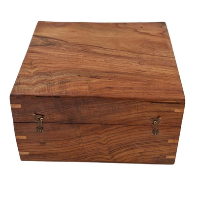 Elegant presentask i trä 20x20x11 cm med marinblått inlägg och möjlighet till personlig gravyr