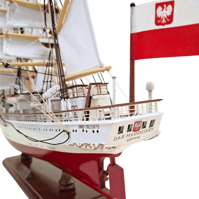 Exklusiv modell av segelfartyget Dar Młodzieży XXL 71 cm, med möjlighet till personlig gravyr