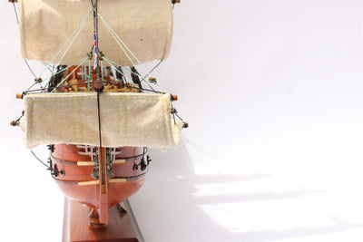 Färdigmonterad modell av segelfartyget HMS Victory 54 cm - handgjord replika med möjlighet till personlig gravyr - perfekt present för seglingsentusiaster - hög kvalitet, elegant träbas