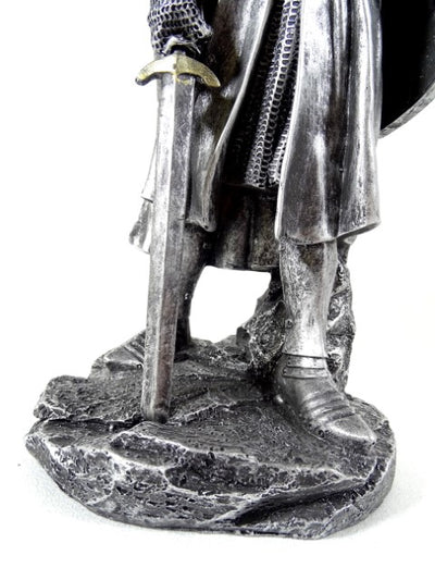 Figur av en korsriddare, 30 cm, med gravyr