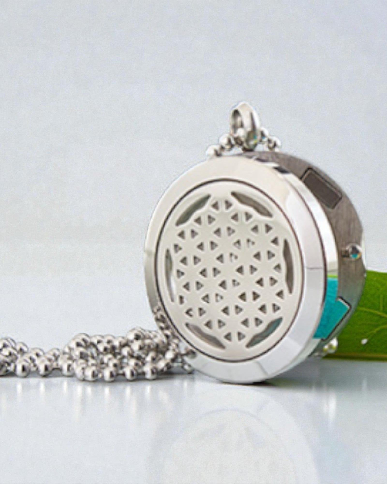 Aurelia Vita – Aromaterapeutiskt halsband med doftspridare Livets blomma 25 mm i rostfritt stål