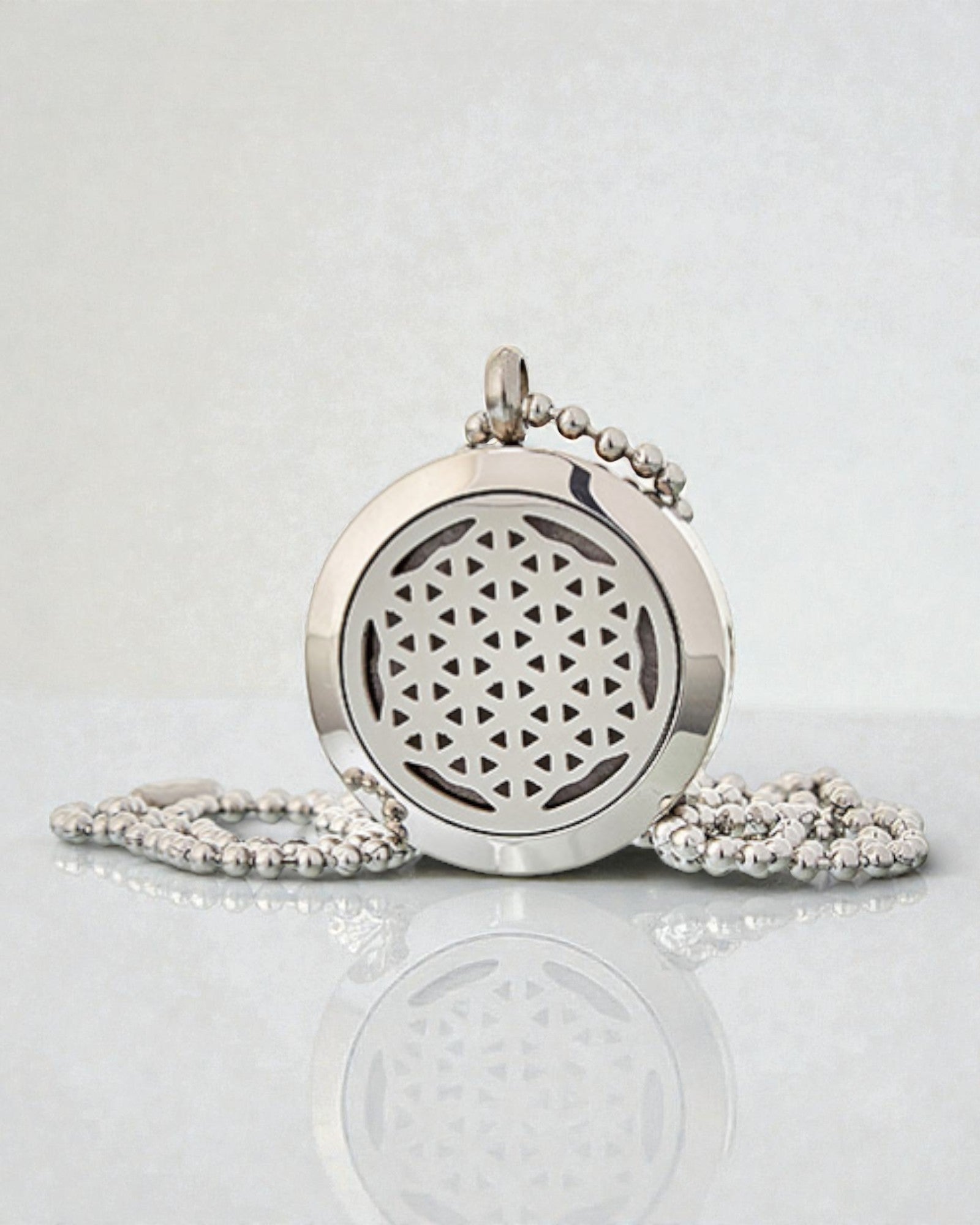 Aurelia Vita – Aromaterapeutiskt halsband med doftspridare Livets blomma 25 mm i rostfritt stål