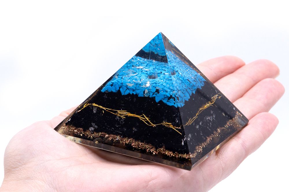Orgonitpyramid med turkostopp och svart turmalin