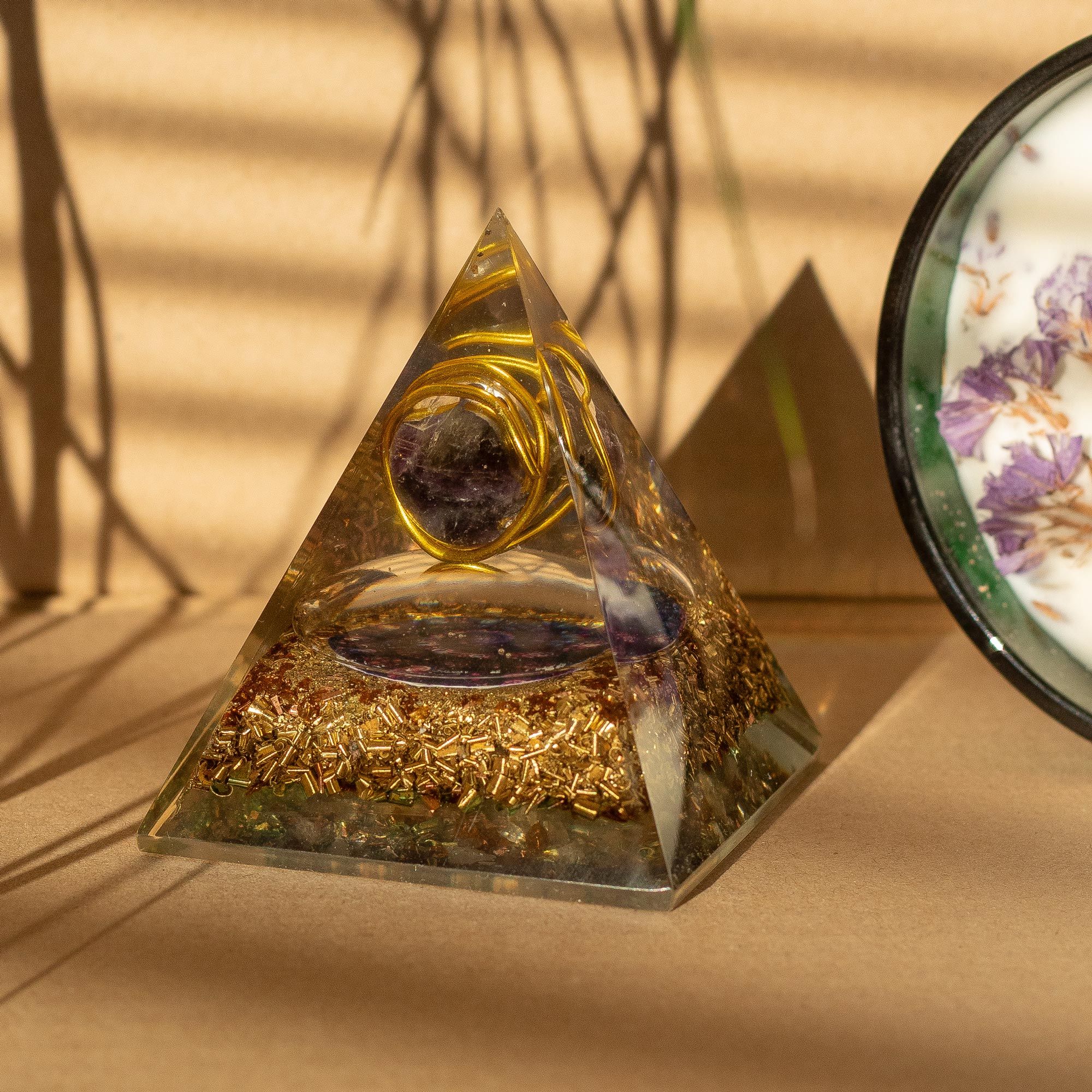 Orgonitpyramid med ametist och koppar 7x6 cm