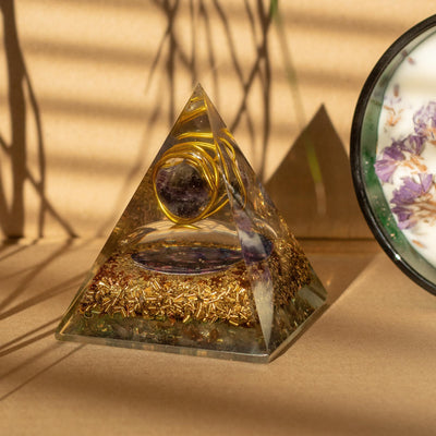 Orgonitpyramid med ametist och koppar 7x6 cm