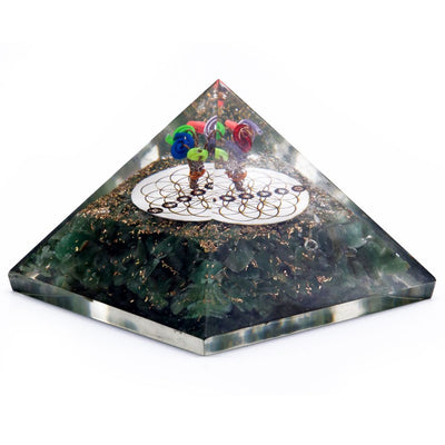 Orgonitpyramid med grön akvamarin och livets blommas symbolik