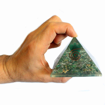 Magisk orgonitpyramid 70 mm - ängel med esoteriska föremål, grönaktigt inre och handgjord finish