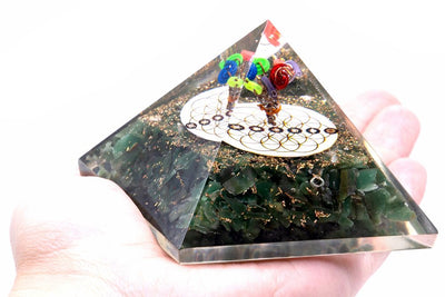 Orgonitpyramid med grön akvamarin och livets blommas symbolik