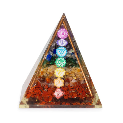 Medelstor orgonitpyramid 7x6 cm med kopparstavar och 7 chakrasstenar - flerfärgad energiharmonielement som present