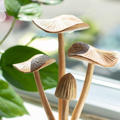 Handsnidade skogssvampar - Set med 4 stora svampar i naturligt trä, perfekt som present - Höjd 14 cm, unik rustik stil, utmärkt för inredningsdekoration