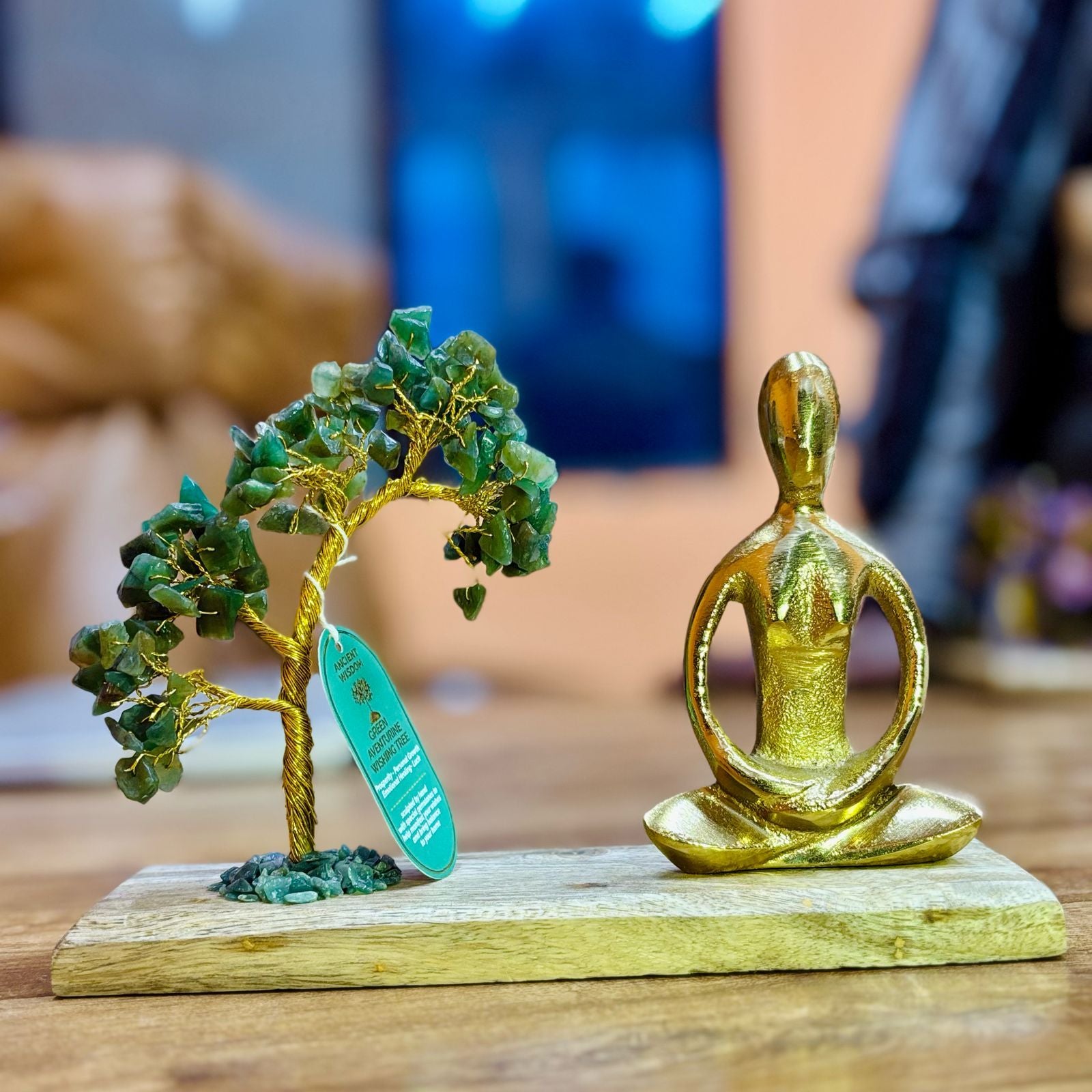 Yoga Trädgård med Ädelstenar – Padmasana-position med Grön Aventurin – Handgjort Träd med 100 Stenar – Elegant Figur i Guldton – Naturlig Träbas