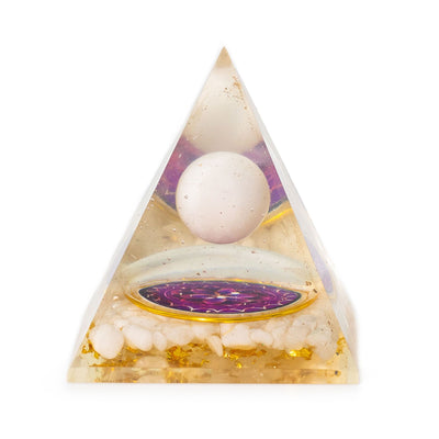 Orgonitpyramid med vit kvartsboll 7x6 cm - naturliga kvartsbitar och guldflingor