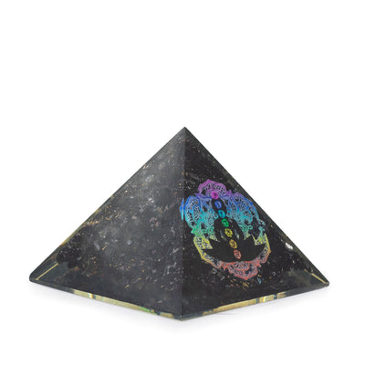 Liten orgonitpyramid av svart turmalin 5,5x4,5 cm med buddhamotiv och chakran