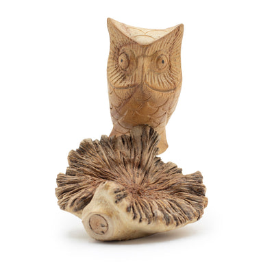 Handgjord uggleskulptur av trädknöl – unik figur som present, höjd 11 cm, naturliga nyanser från Indonesien