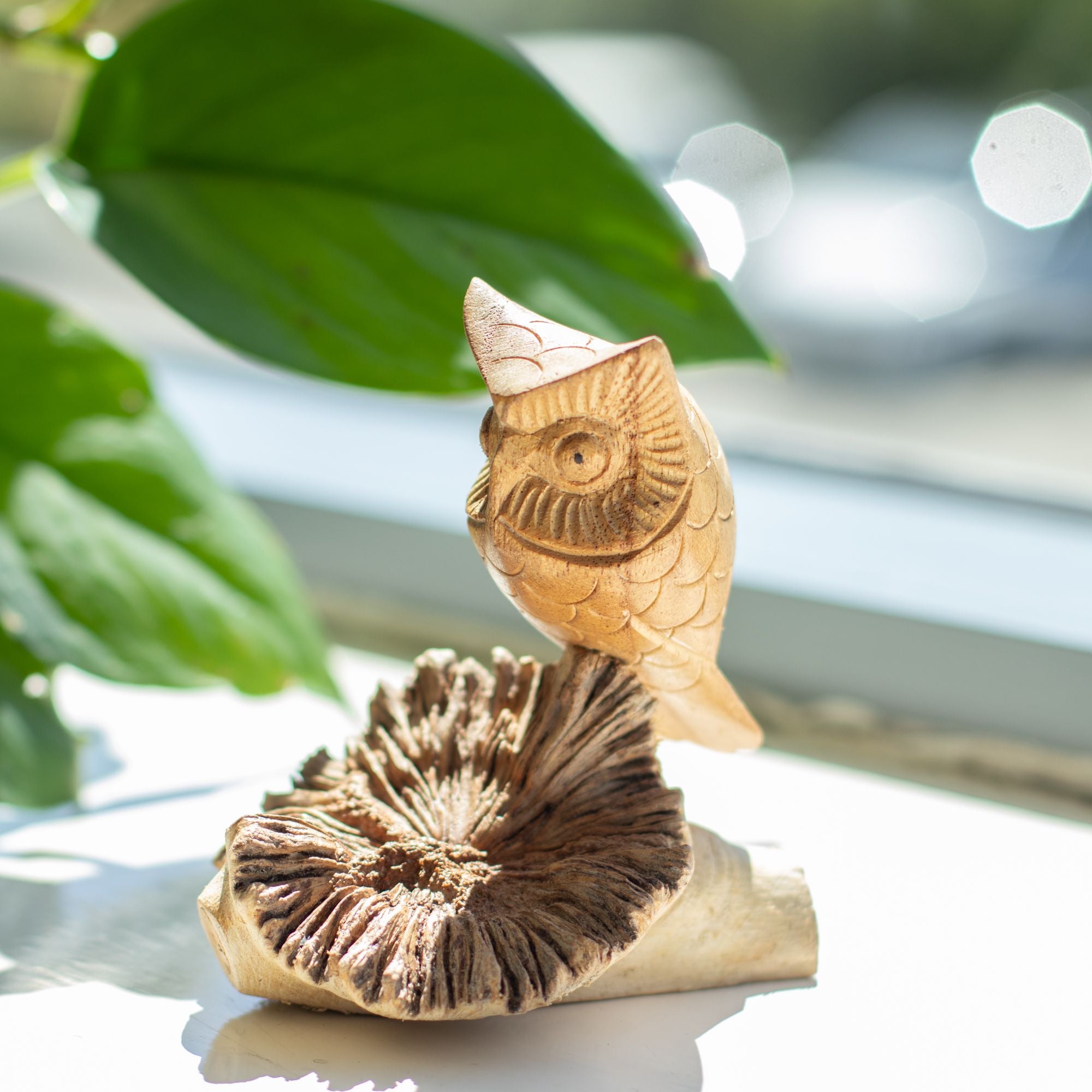 Handgjord uggleskulptur av trädknöl – unik figur som present, höjd 11 cm, naturliga nyanser från Indonesien