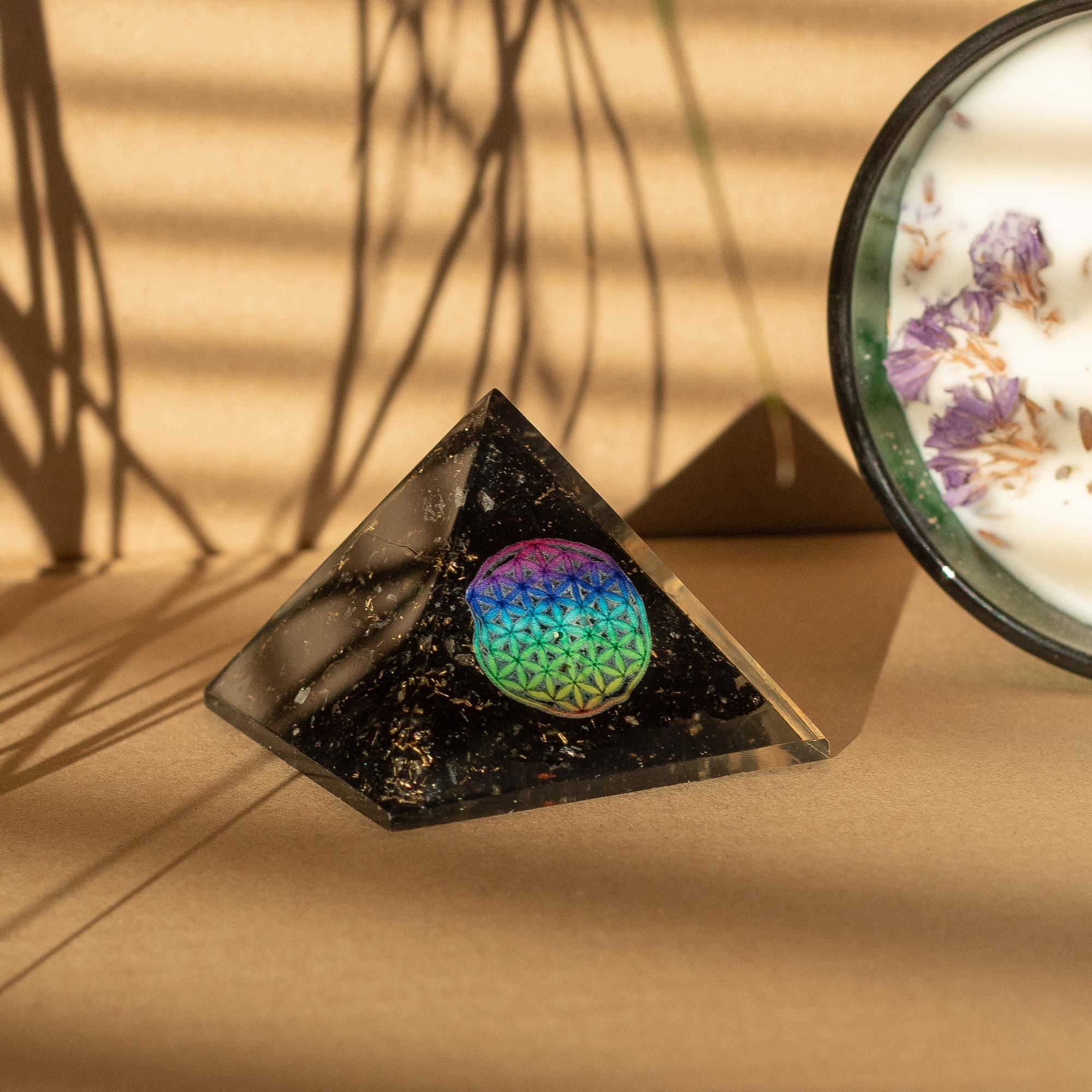 Orgonitpyramid av svart turmalin 5,5x4,5 cm med livets blomma