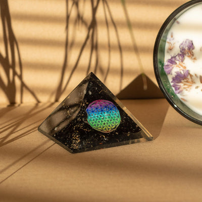 Orgonitpyramid av svart turmalin 5,5x4,5 cm med livets blomma