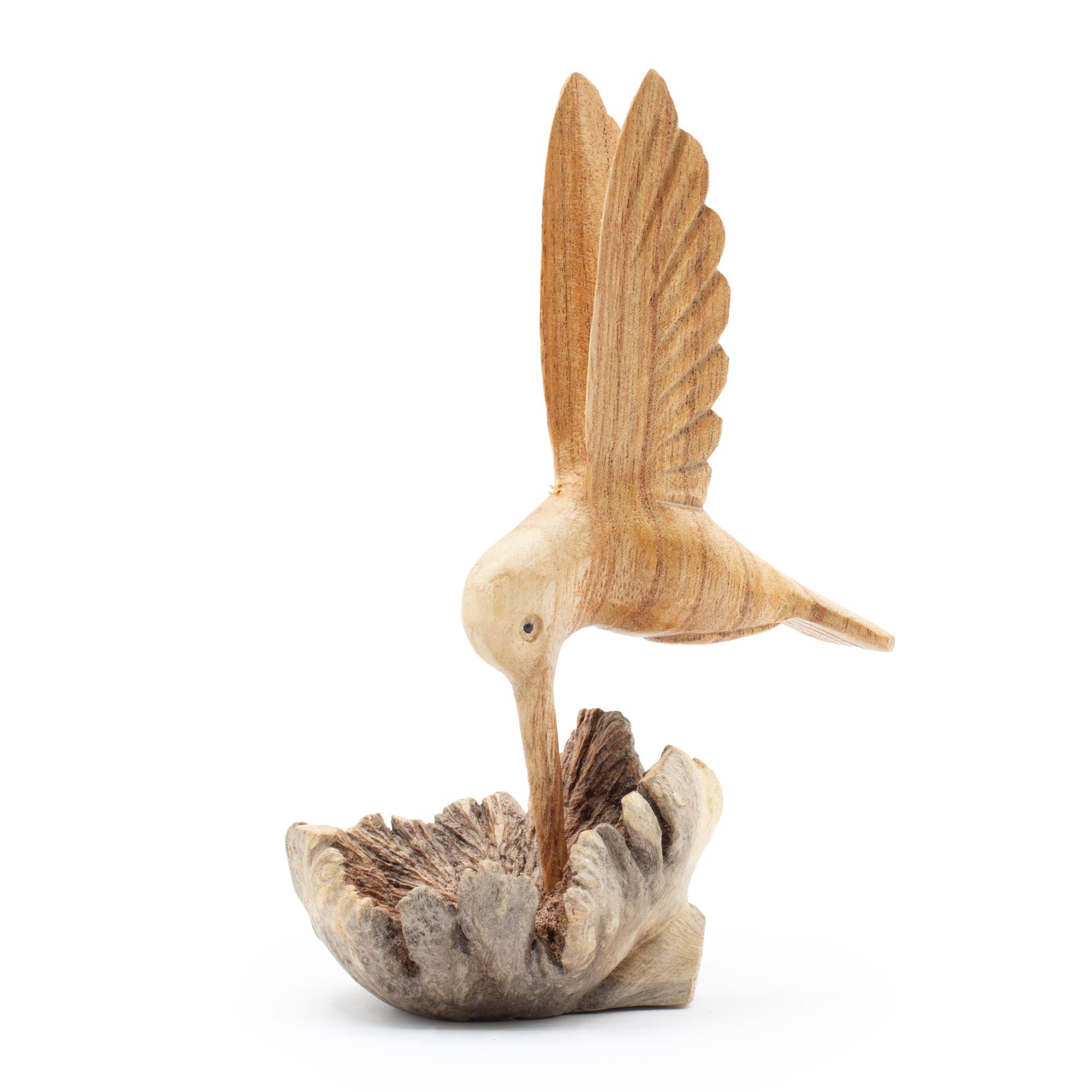 Handgjord skulptur av en kolibri som dricker nektar från trädknöl